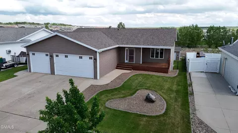 3307 Frost Ln, Bismarck, ND 58503