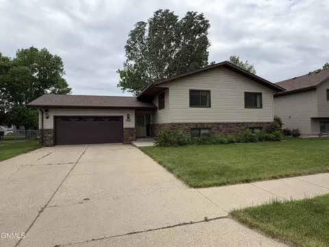 1626 Wichita Dr, Bismarck, ND 58504