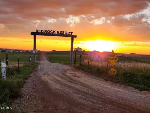 5523 Care Free Ave, Glen Ullin, ND 58631