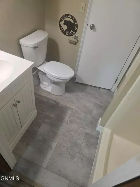 Bath - 1509 River Dr NE, Mandan, ND 58554 photo 6 of 6