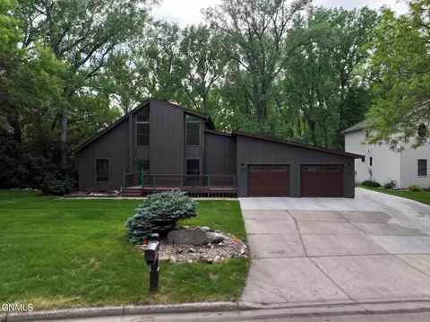 Exterior - 1509 River Dr NE, Mandan, ND 58554 photo 4 of 11
