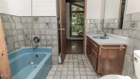 Bath - 1509 River Dr NE, Mandan, ND 58554 photo 3 of 6