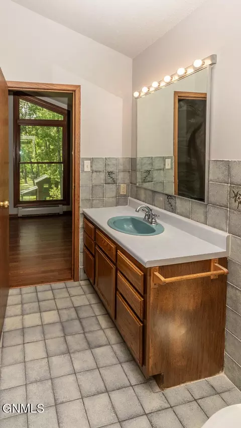 Bath - 1509 River Dr NE, Mandan, ND 58554 photo 4 of 6
