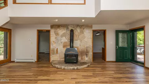 Living - 1509 River Dr NE, Mandan, ND 58554 photo 4 of 10