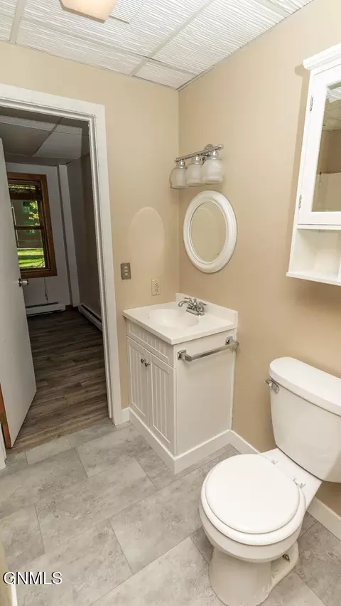Bath - 1509 River Dr NE, Mandan, ND 58554 photo 5 of 6
