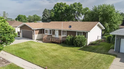 402 Tulsa Dr, Bismarck, ND 58504