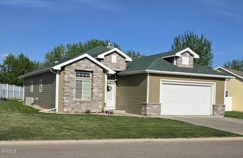 Exterior - 1614 Creekside Dr W, Williston, ND 58801 photo 2 of 7