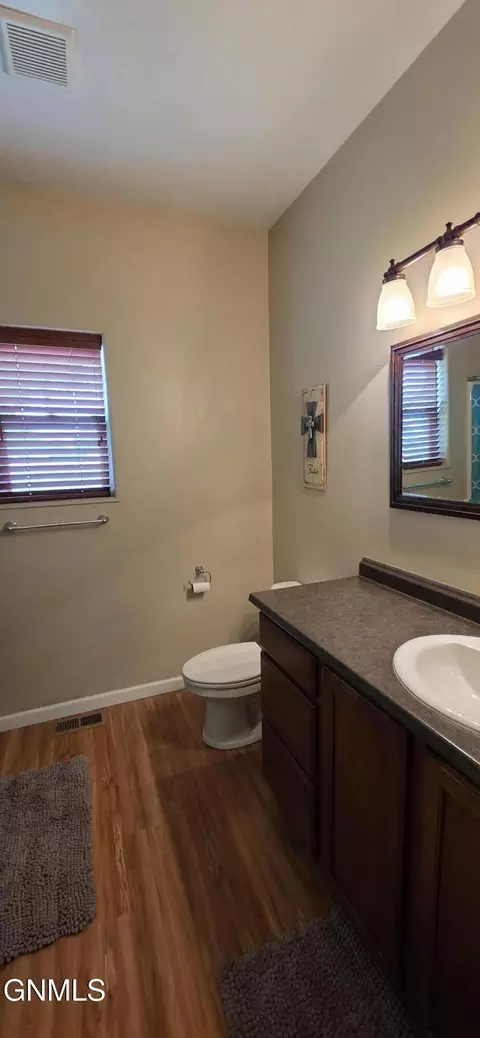 Bath - 1614 Creekside Dr W, Williston, ND 58801 photo 1 of 1