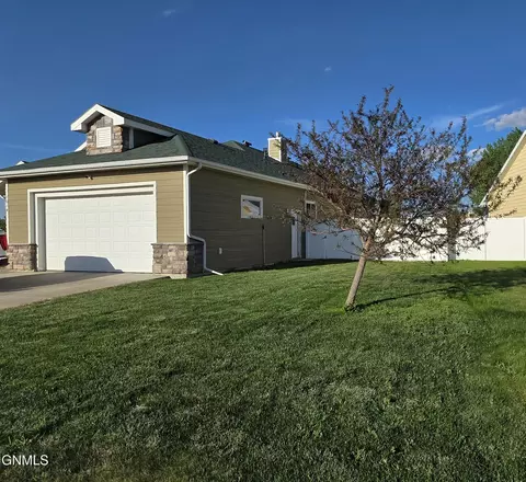 Exterior - 1614 Creekside Dr W, Williston, ND 58801 photo 7 of 7