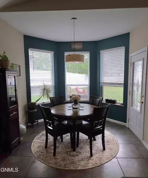 Dining - 1614 Creekside Dr W, Williston, ND 58801 photo 2 of 2