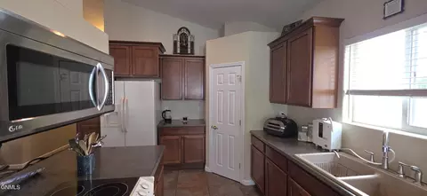 Kitchen - 1614 Creekside Dr W, Williston, ND 58801 photo 3 of 3