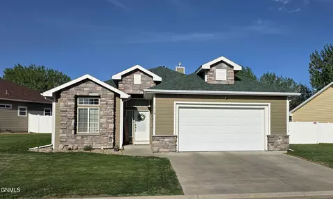 1614 Creekside Dr W, Williston, ND 58801