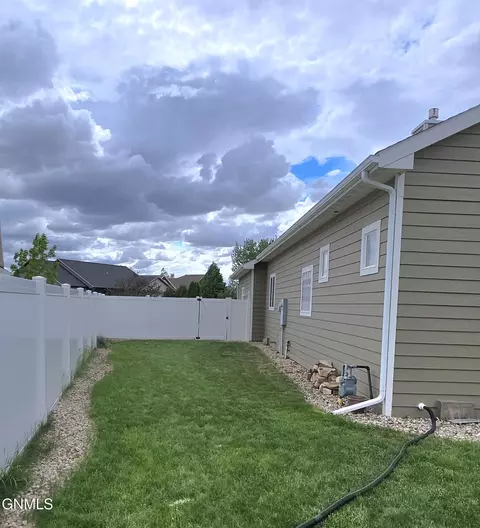 Exterior - 1614 Creekside Dr W, Williston, ND 58801 photo 6 of 7