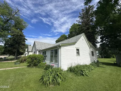 Exterior - 306 7th Ave N, Edgeley, ND 58433 photo 1 of 3