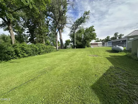 Exterior - 306 7th Ave N, Edgeley, ND 58433 photo 3 of 3
