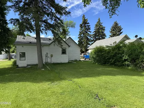 Exterior - 306 7th Ave N, Edgeley, ND 58433 photo 2 of 3
