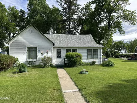 306 7th Ave N, Edgeley, ND 58433