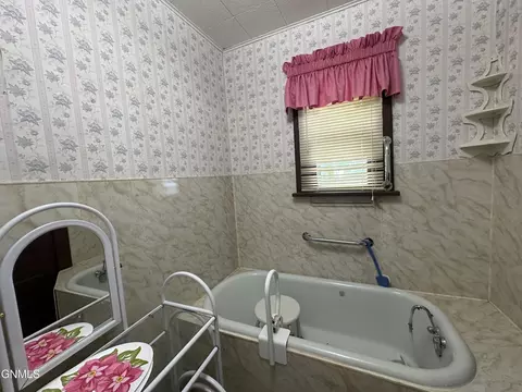Bath - 306 7th Ave N, Edgeley, ND 58433 photo 2 of 2