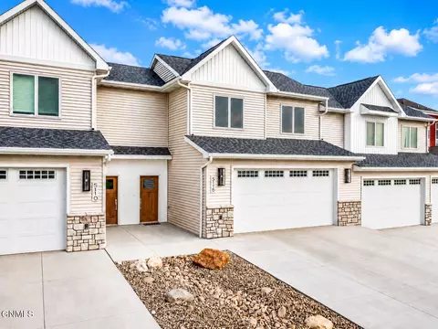 5116 Durango Dr, Bismarck, ND 58503