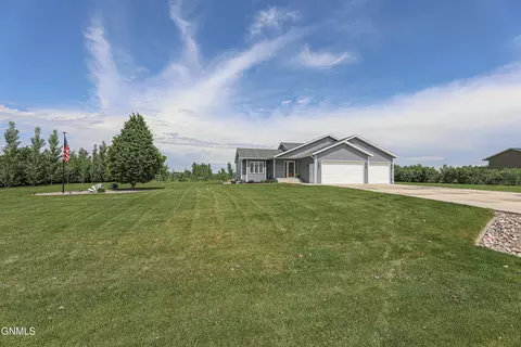 5302 Beaver Creek Rd, Bismarck, ND 58504