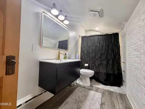 Bath - 504 3rd St NW, Mandan, ND 58554 photo 10 of 11