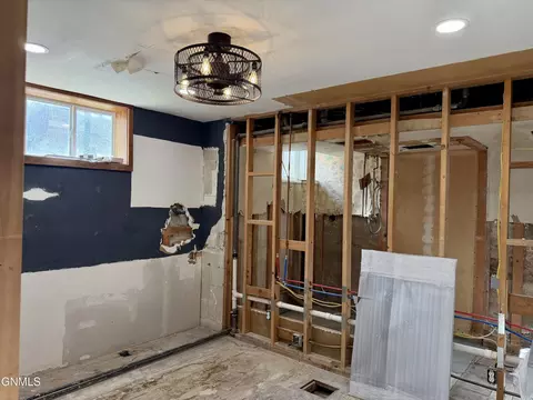 Bath - 504 3rd St NW, Mandan, ND 58554 photo 7 of 11