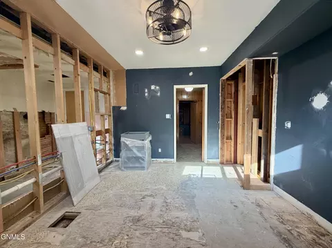 Entry Way - 504 3rd St NW, Mandan, ND 58554 photo 4 of 7