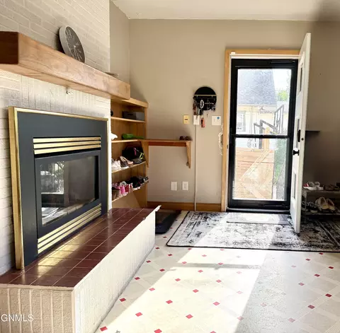 Entry Way - 504 3rd St NW, Mandan, ND 58554 photo 3 of 7
