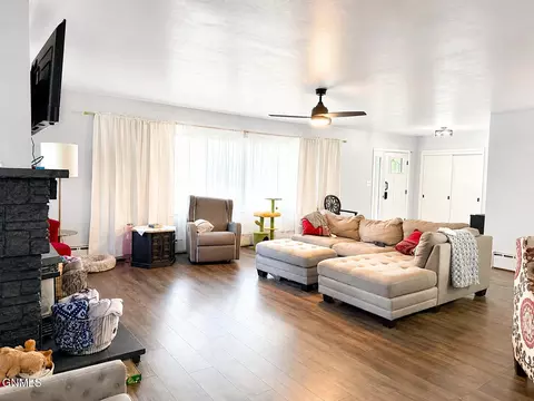 Living - 504 3rd St NW, Mandan, ND 58554 photo 1 of 3