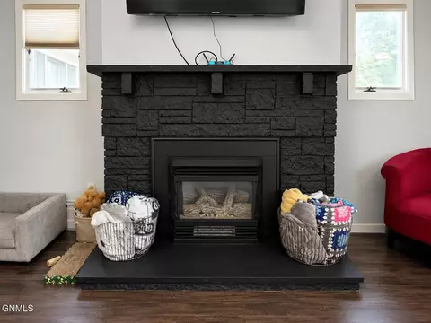 Living - 504 3rd St NW, Mandan, ND 58554 photo 3 of 3