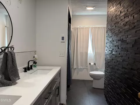 Bath - 504 3rd St NW, Mandan, ND 58554 photo 6 of 11