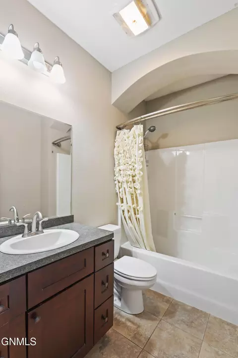 Bath - 1704 22nd St W, Williston, ND 58801 photo 3 of 5