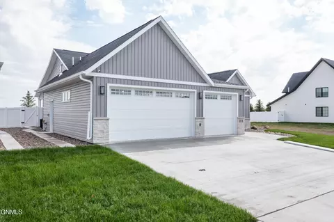 411 Lennox Dr, Bismarck, ND 58504