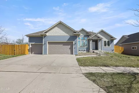 3334 30th St W, Williston, ND 58801