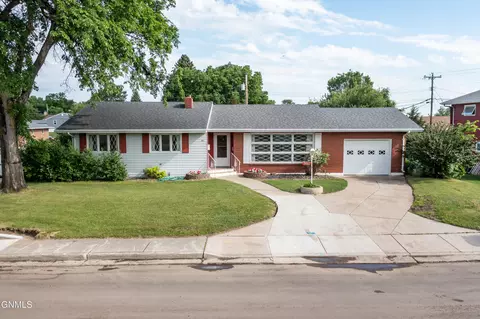 901 15th St NW, Mandan, ND 58554