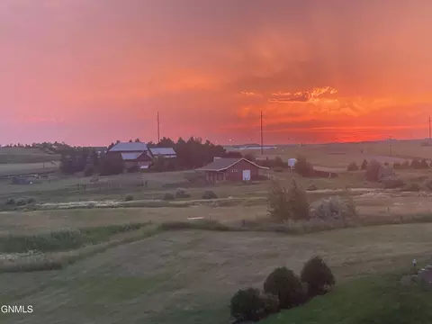 2833 Bullinger Dr, Dickinson, ND 58601