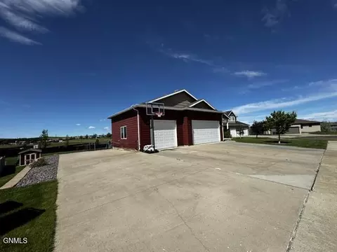 2833 Bullinger Dr, Dickinson, ND 58601
