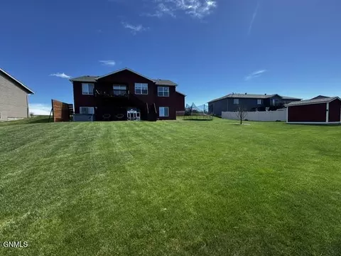 2833 Bullinger Dr, Dickinson, ND 58601