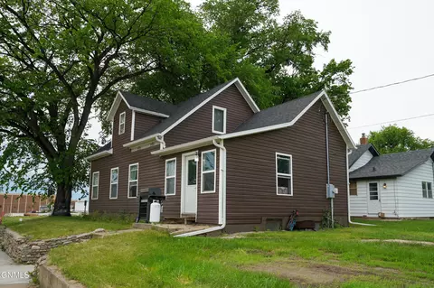 323 9th St, Bismarck, ND 58504