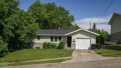 608 29th St, Bismarck, ND 58501