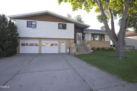 1402 Central Dr NW, Mandan, ND 58554