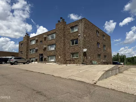 120 Lake Ave, Bismarck, ND 58504