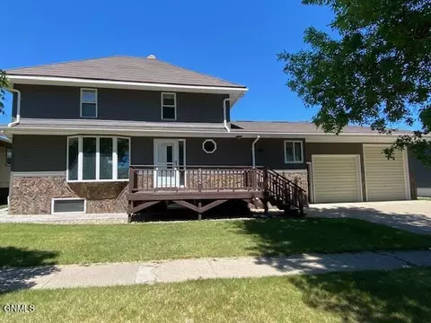 212 4th St NW, Beulah, ND 58523