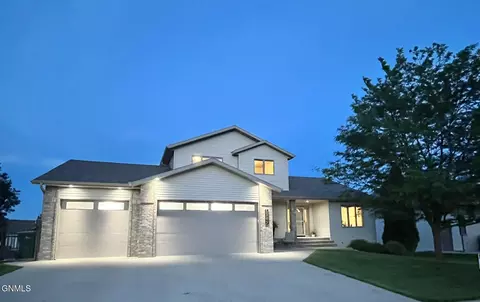 1309 Golden Eagle Ln, Bismarck, ND 58503