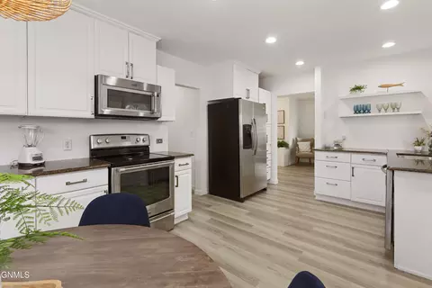 Kitchen - 902 4th Ave E, Williston, ND 58801 photo 3 of 6