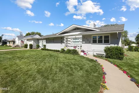 902 4th Ave E, Williston, ND 58801
