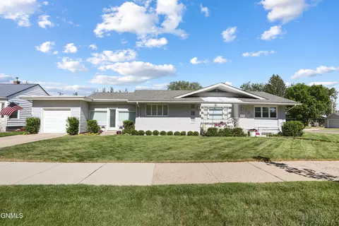 902 4th Ave E, Williston, ND 58801