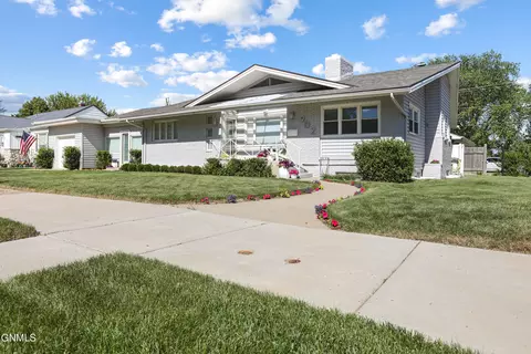 Exterior - 902 4th Ave E, Williston, ND 58801 photo 2 of 5