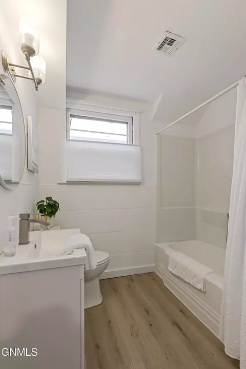 Bath - 902 4th Ave E, Williston, ND 58801 photo 2 of 3