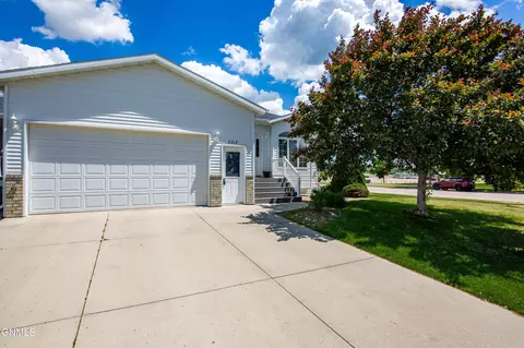 2317 Santa Barbara Dr, Bismarck, ND 58504